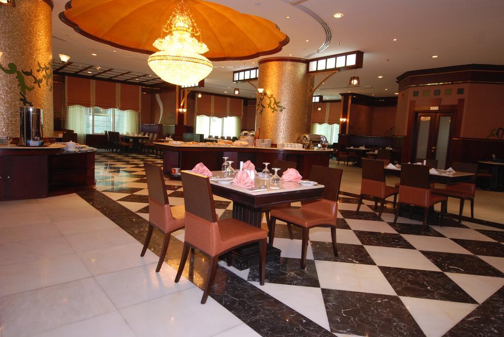Al Bustan Tower Hotel Suites Шарджа Екстер'єр фото