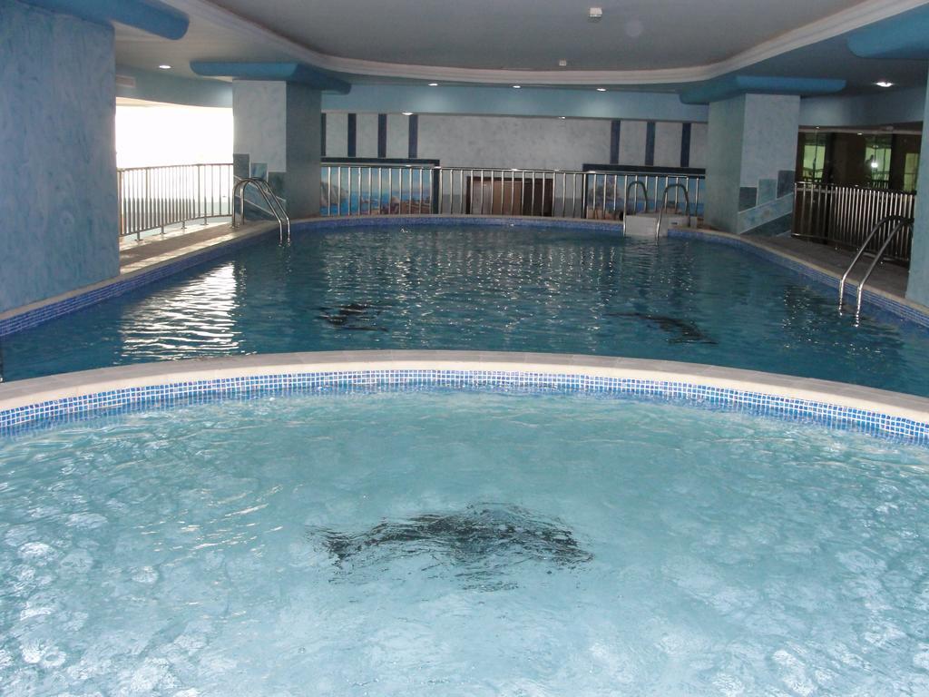 Al Bustan Tower Hotel Suites Шарджа Екстер'єр фото