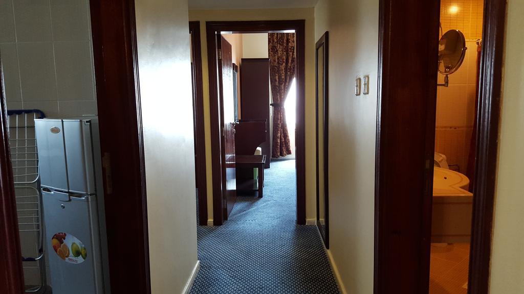 Al Bustan Tower Hotel Suites Шарджа Екстер'єр фото