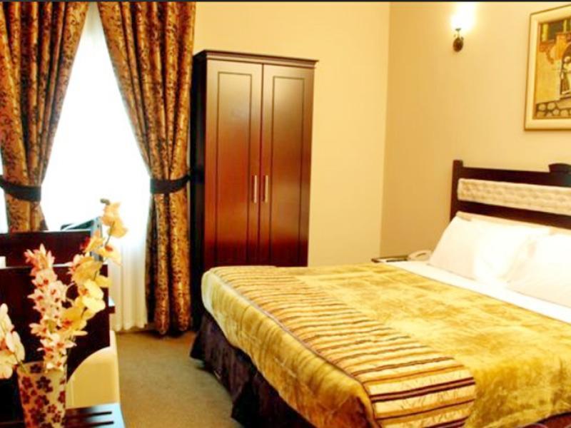 Al Bustan Tower Hotel Suites Шарджа Екстер'єр фото