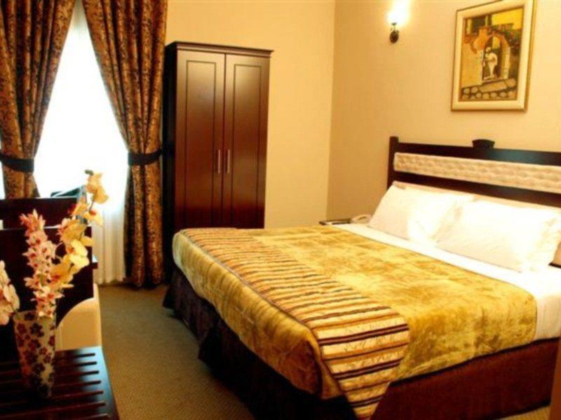 Al Bustan Tower Hotel Suites Шарджа Екстер'єр фото