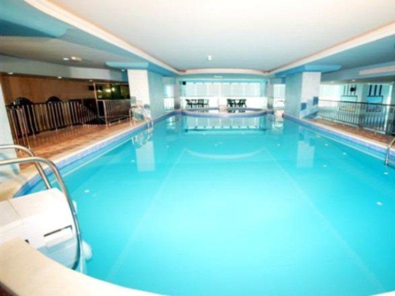 Al Bustan Tower Hotel Suites Шарджа Екстер'єр фото