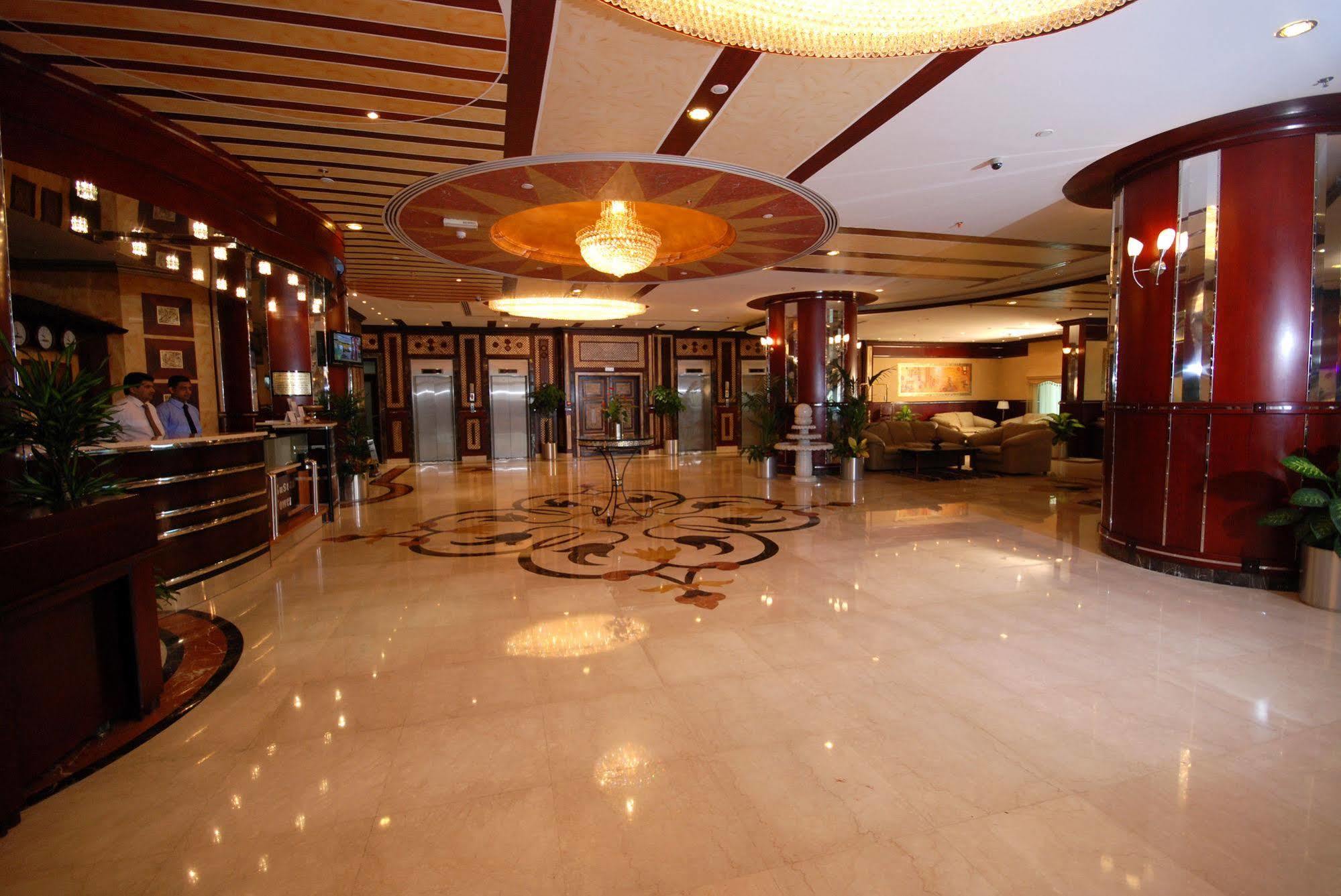 Al Bustan Tower Hotel Suites Шарджа Екстер'єр фото