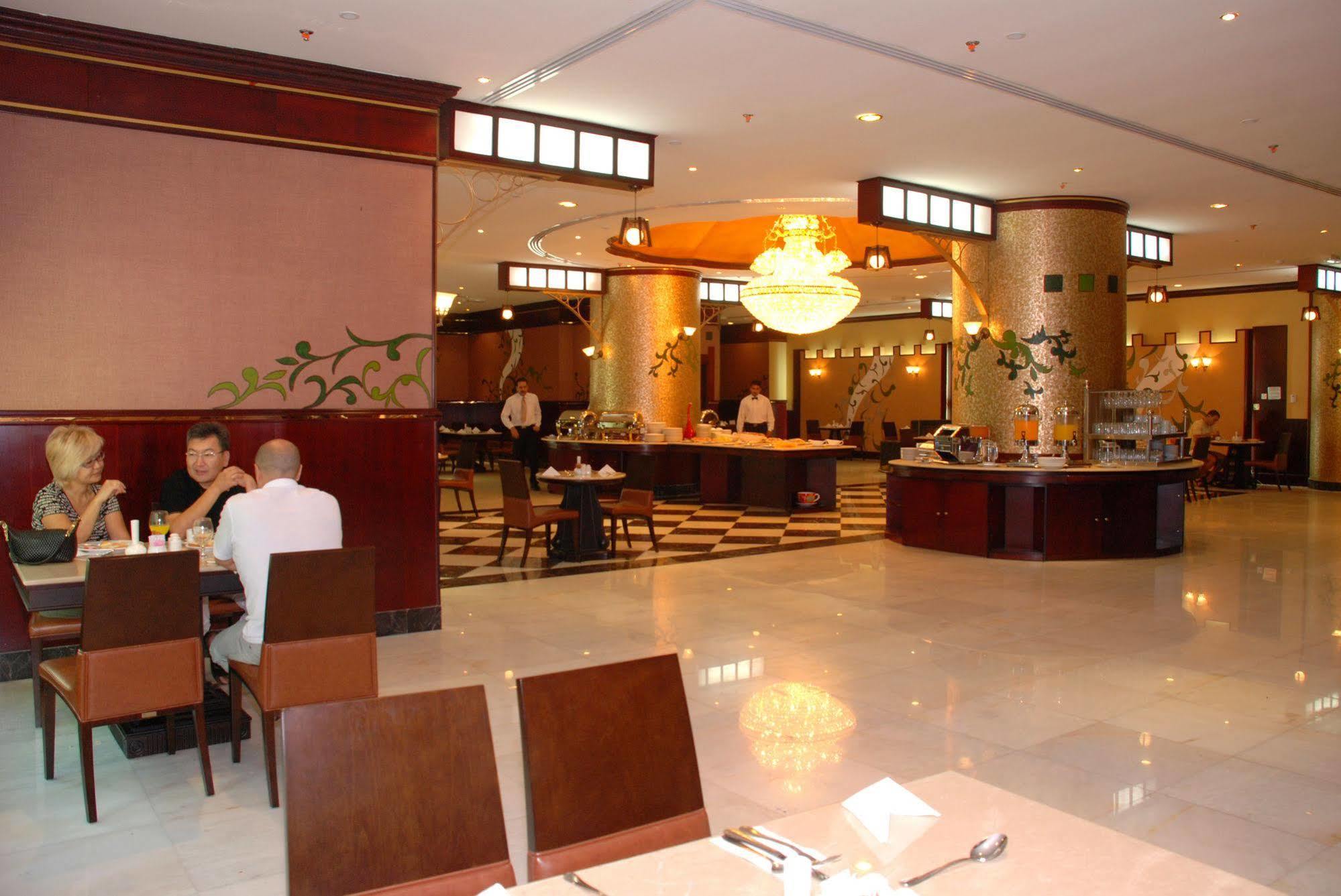 Al Bustan Tower Hotel Suites Шарджа Екстер'єр фото