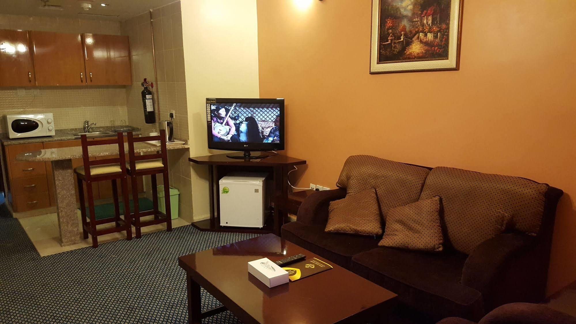 Al Bustan Tower Hotel Suites Шарджа Екстер'єр фото