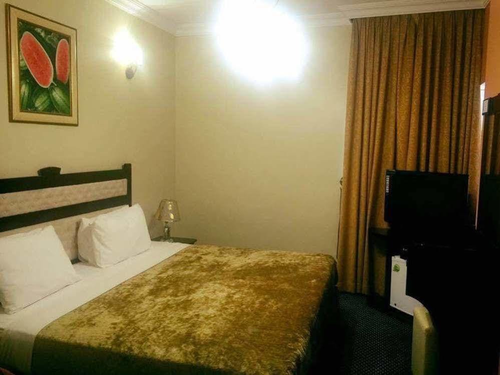Al Bustan Tower Hotel Suites Шарджа Екстер'єр фото