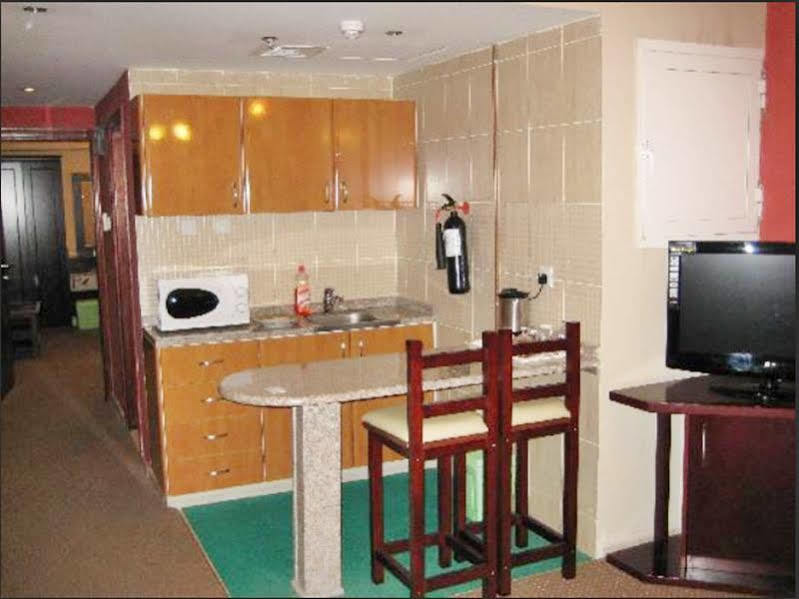 Al Bustan Tower Hotel Suites Шарджа Екстер'єр фото