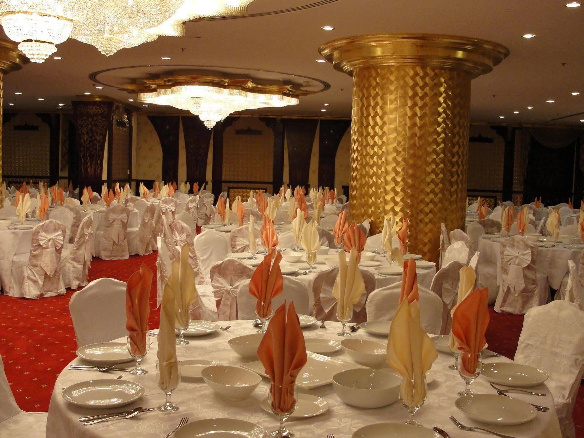 Al Bustan Tower Hotel Suites Шарджа Екстер'єр фото