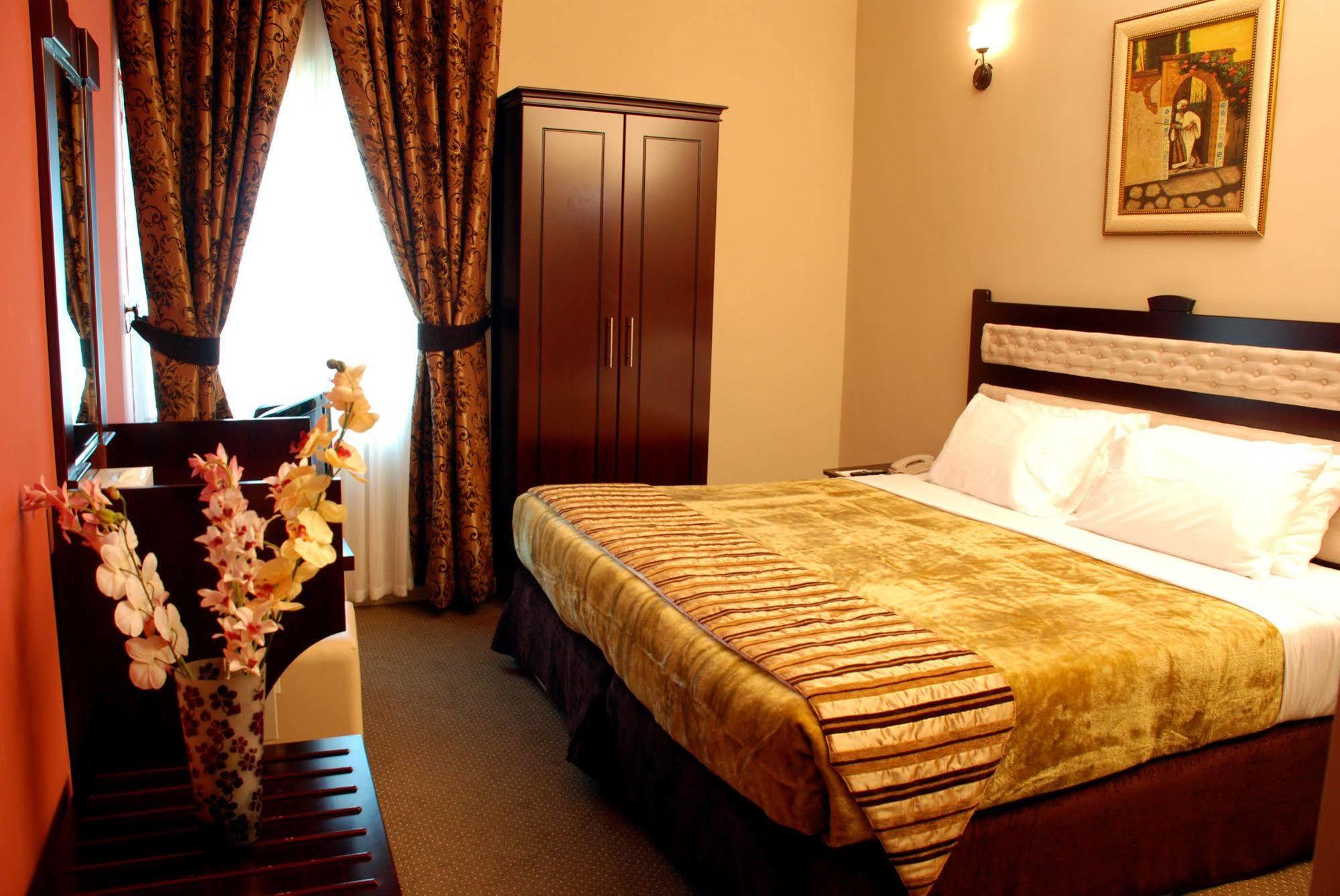 Al Bustan Tower Hotel Suites Шарджа Екстер'єр фото